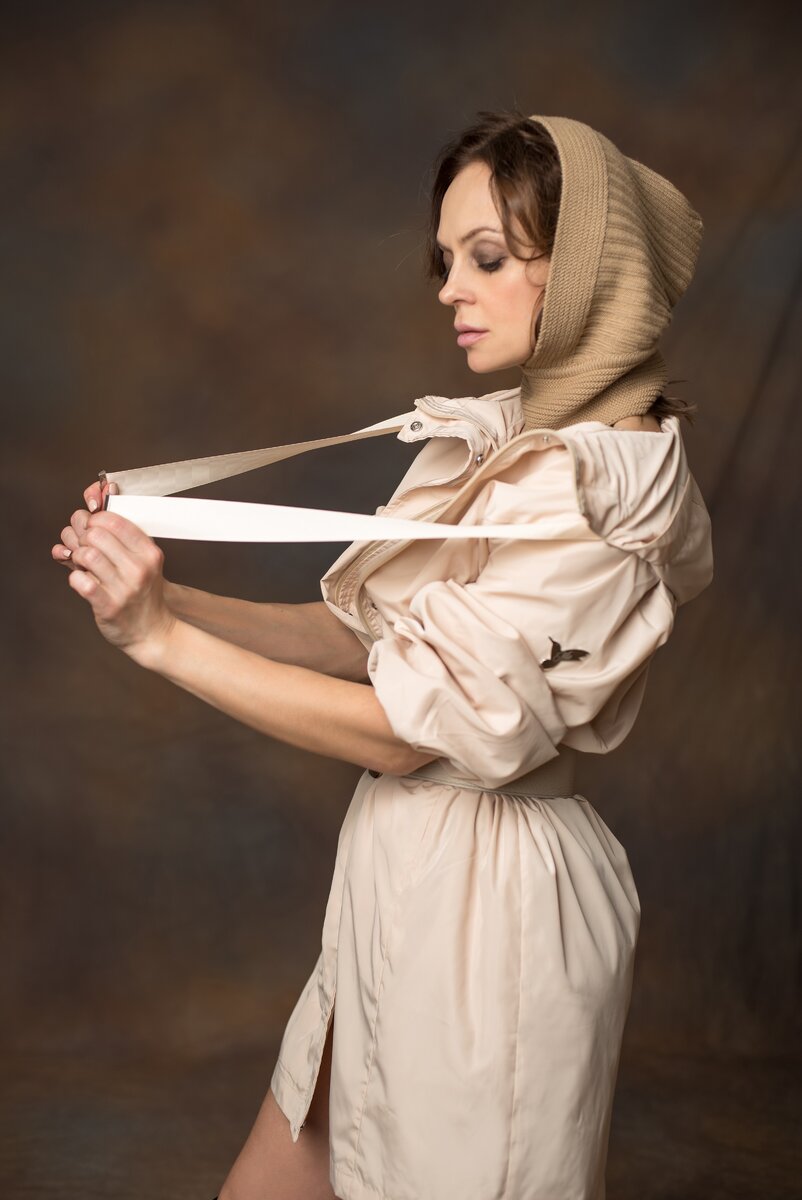 Бежевый плащ давно уже стал одним из главных элементов базового гардероба. Данная вещь отличается универсальностью и подходит всем модницам , а также отлично вписывается в любой стиль.