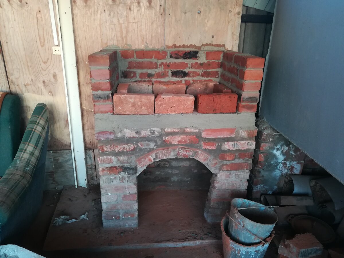  Внизу под мангалом видно площадку залитую глубиной 60 см . 