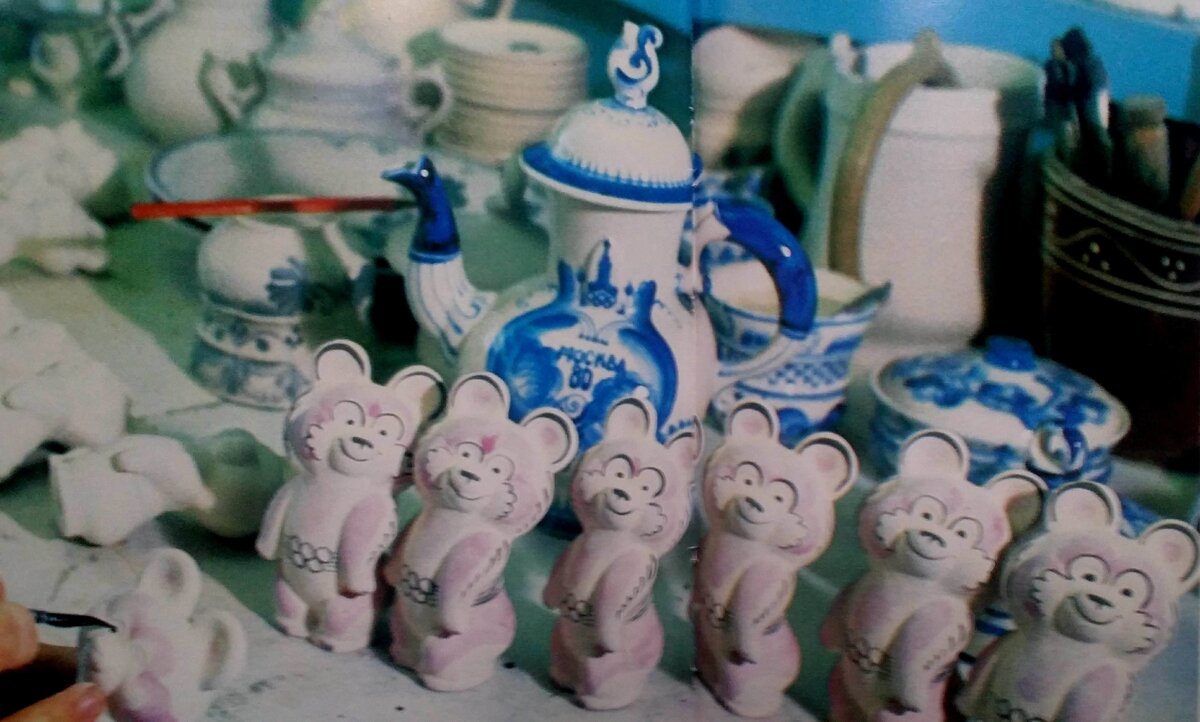 Гжель (Бахтеево). Рабочий стол художника Валентина Розанова. 1979
