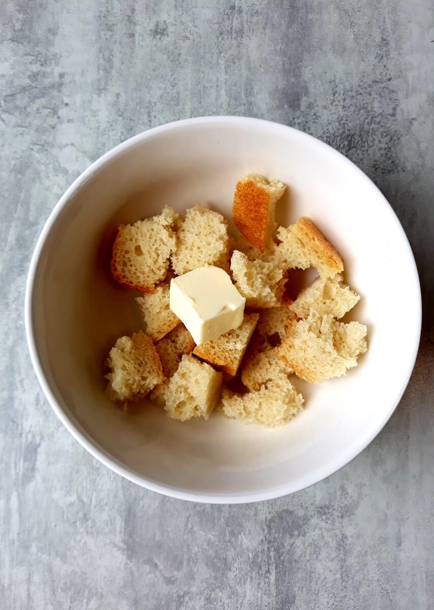 Хлеб рвем не сильно мелко