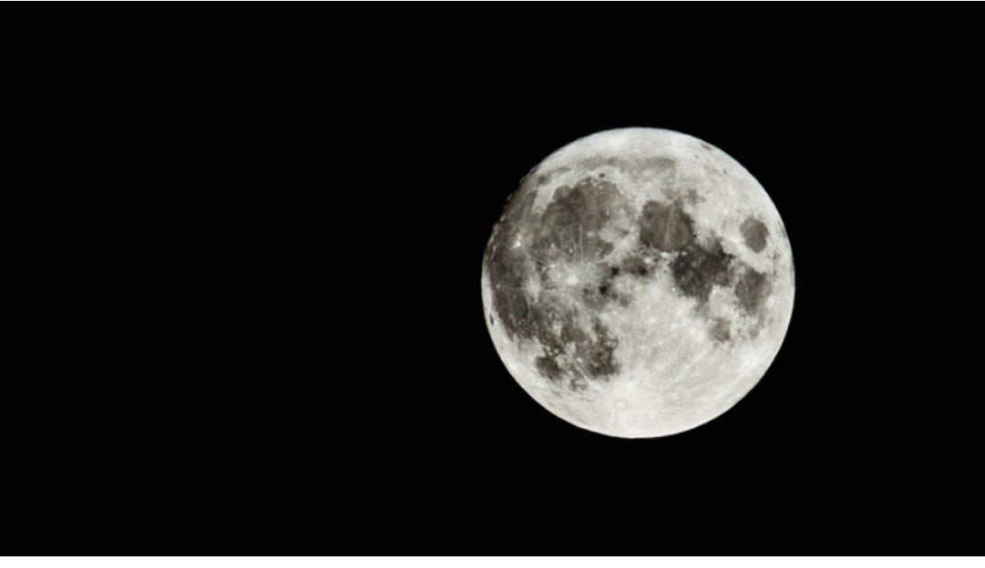 Как стало известно изданию Forbes, миллиардер Юрий Мильнер, заработавший 3,2 млрд долларов на инвестициях в технологические компании, в течение ближайших 10 лет планирует потратить 100 млн долларов на проект по поиску внеземных цивилизаций. Заниматься проектом он будет не один –в партнеры себе он взял профессора Стивен Хокинг, ранее не раз критиковавшего попытки наладить связь с другими планетами. Третьим партнером по проекту станет Фрэнк Дрейк. Именно он запустил первый подобный проект еще в 1960 году — за год до рождения Мильнера.Организаторы проекта не скрывают – присоединиться к ним в поисках может кто угодно – хоть любитель, хоть ученый.

Сам Юрий Мильнер полагает, что к этому проекту  его привели несколько ключевых моментов биографии. Во-первых он назван в честь космонавта Юрия Гагарина. Во-вторых, именно книга Иосифа Шкловского "Вселенная, жизнь, разум", прочитанная им в детстве, сподвигла его поступить на физический факультет МГУ. А третьим ключевым моментом стало знакомство со Стивеном Хокингом в 1987 году - тот приехал с лекцией в Физический институт Академии наук.

"И вот теперь мы с ним объявляем о запуске нашего проекта", — говорит Мильнер в интервью Forbes. Презентация проходит в Лондоне, где живет Хокинг.

Кстати, кандидатуру Хоккинга Мильнер выбрал не случайно. Как уже говорилось выше, известный физик выступает противником проектов по поиску внеземных цивилизаций. По его мнению, они могут быть более развитыми, чем земляне, и тогда контакт с ними может быть губителен. Так что, говорит Мильнер, "будем тихо сидеть и слушать".

Для своей работы партнеры уже заключили соглашения с крупнейшими радиотелескопами — американским Green Bank и австралийским Parks. Мильнер надеется на совместную работу и с российским "Миллиметроном".
В любом случае, все полученные данные будут храниться в открытом доступе на специально созданном сайте.

" Этот сигнал может первым найти не тот, кто первым пришел, а какой-нибудь программист, например из России", — рассуждает Мильнер. Отдельно он замечает, что это полностью открытый проект, даже для инвесторов: "Я пока начинаю самостоятельно. Но если будут желающие присоединиться, то я только рад".

Проект это долгосрочный, ведь партнеры собираются исследовать сразу три области: миллион ближайших к Солнцу звезд, центр нашей галактики Млечный путь и сто ближайших к Млечному Пути галактик (самая близкая — Андромеда). Финансирование при этом рассчитано на десять лет. Преимущественным отличием от предыдущих поисков станет скачок технологий, произошедший в последний годы. Теперь, как считают партнеры, информация обрабатывается существенно быстрее, а это – большой козырь. Вторым и третьим козырем лично Мильнер считает свою команду – Стивена Хоккинга и Фрэнка Дрейка