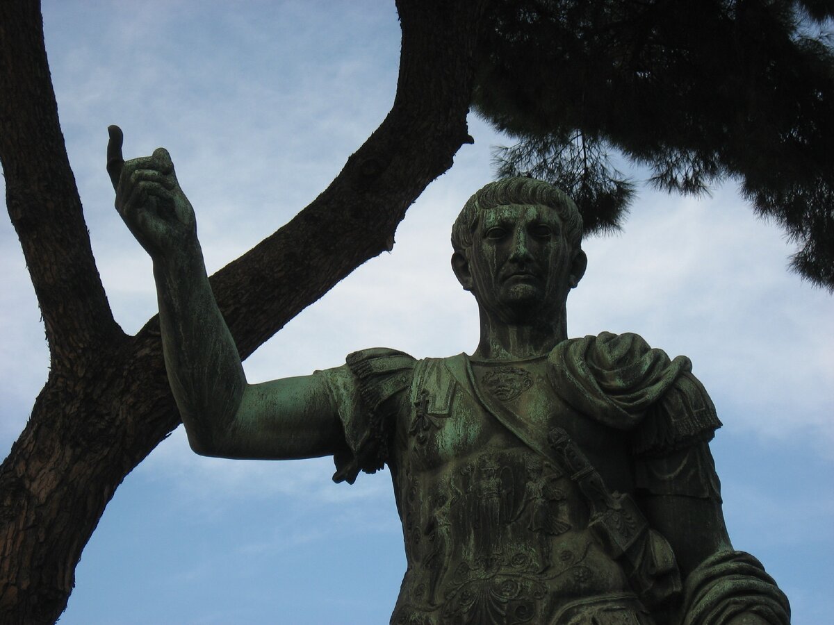 Статуя Тиберия. Палец, конечно же, по традиции цезарей, указывает в небо, но можно трактовать и как намёк на щелбан.