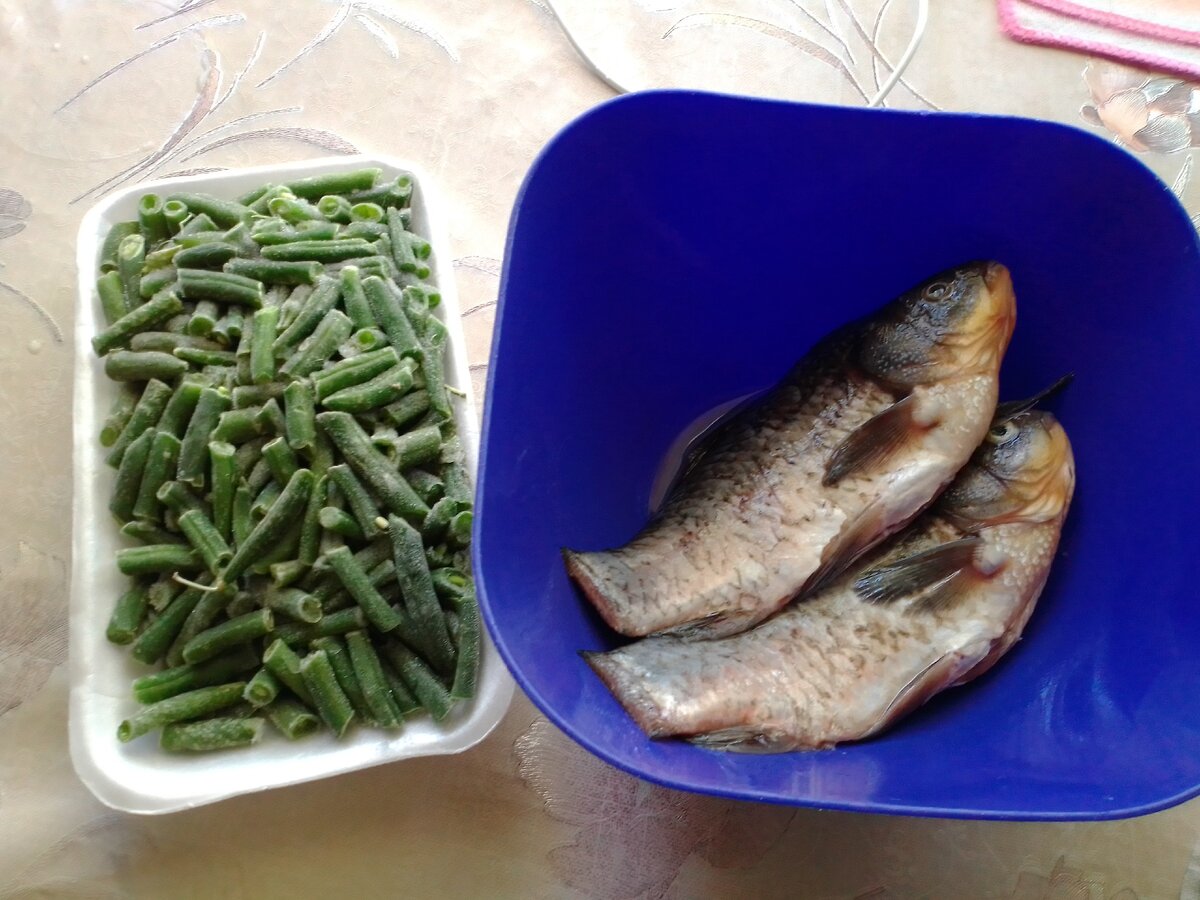 Карась.замороженная стручковая фасоль.фото автора