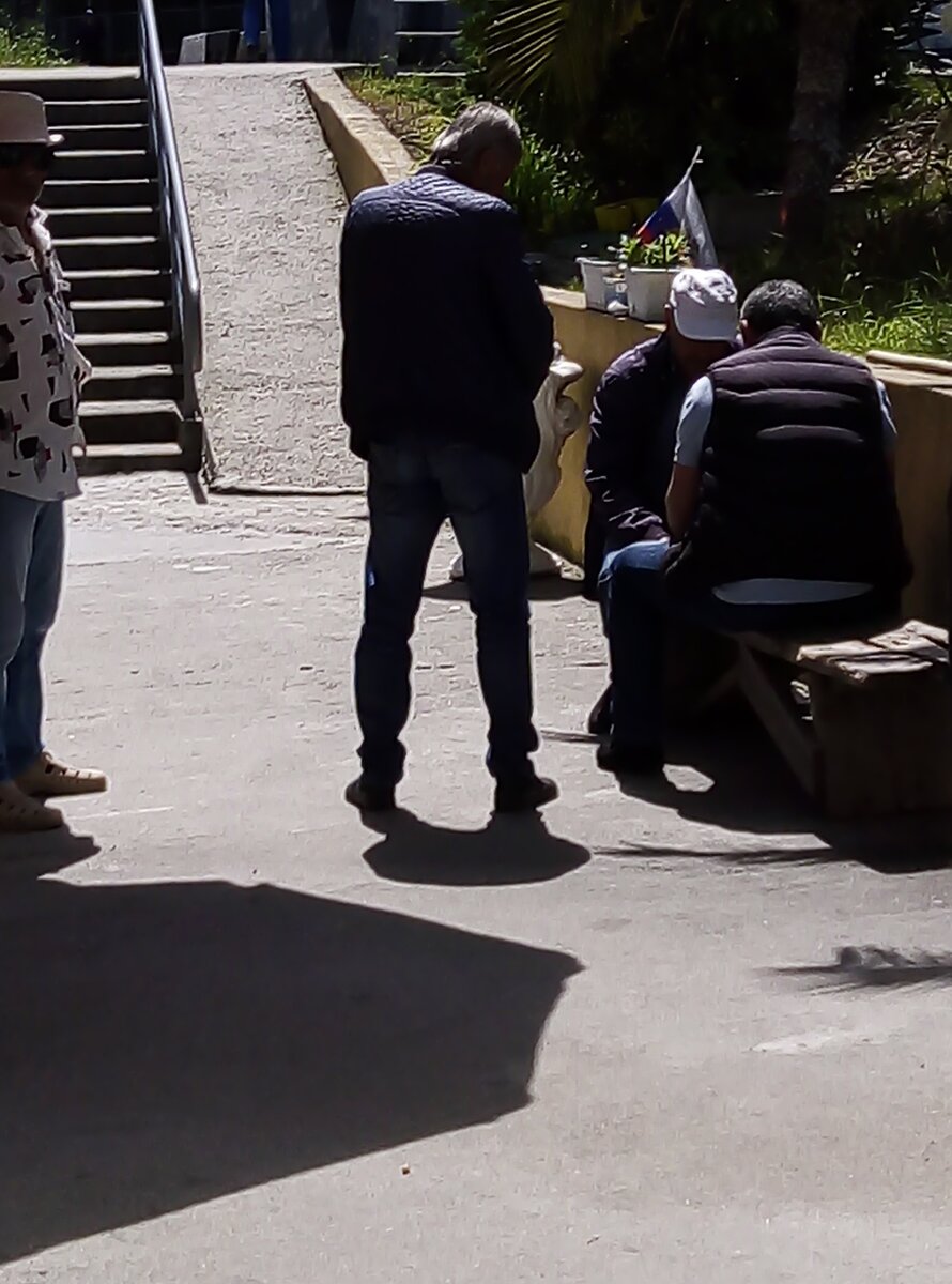 Таксисты ждут прямо под КПП ждут абхазцев, видимо