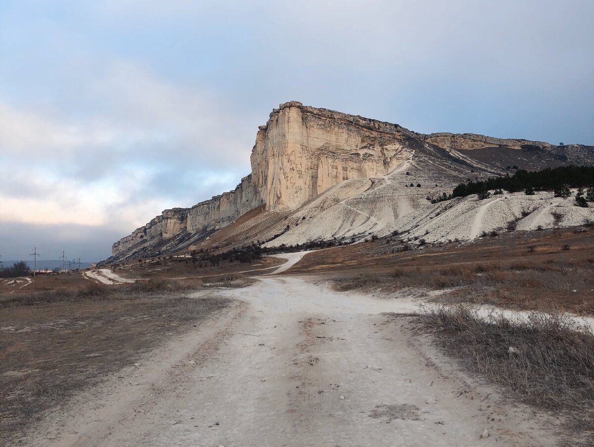 Белая скала АК Кая лошади