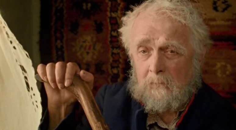 Дед мороз говорит. Тихо дедушка. Тихо дедушка. Скотт уилсон ходячие. Мужик в шапке ушанке.