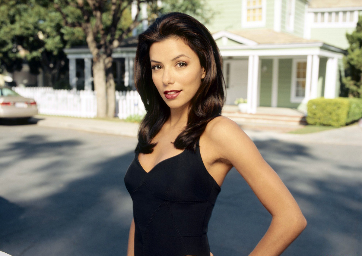 Eva Longoria (Габриэль Солис на фоне дома Скаво)