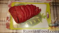  Для домашнего вяленого мяса покупаем говядину (вырезку, антрекот), главное - без жира.
Очищаем от пленок - и в морозилку часа на 3, чтобы легче было разрезать на мелкие куски.