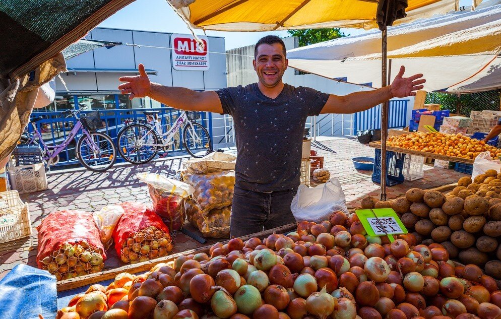 рынок предлагает широкий ассортимент. продавец на рынке. оптовый рынок краснодар вещевой вишняки. красивая девушка с покупками. товары для дома.