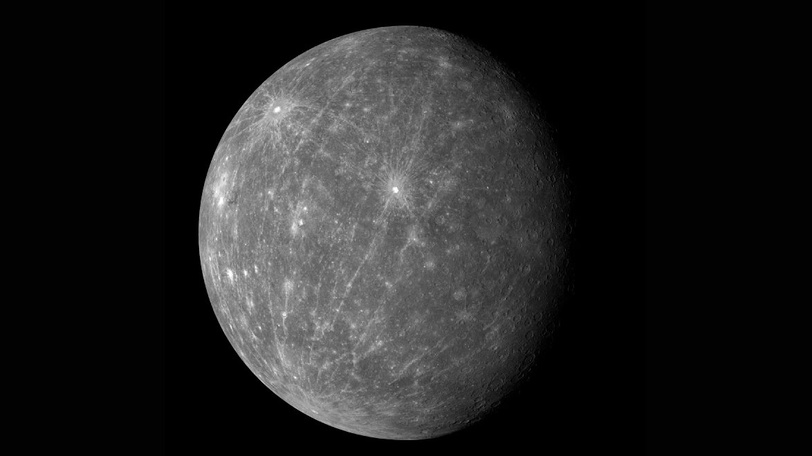 Поверхность Меркурия по цвету напоминает Луну. Фото: space-facts.com