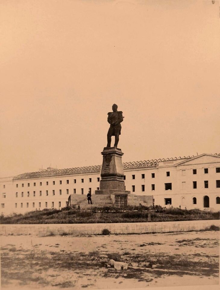 Памятник М.П. Лазареву, установленный в 1867 году возле главных флотских казарм