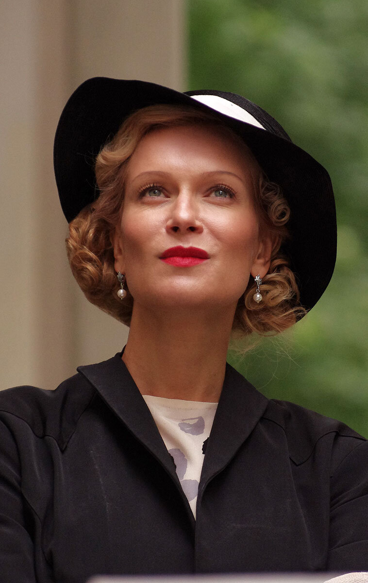 Олеся Судзиловская в роли Любови Орловой.