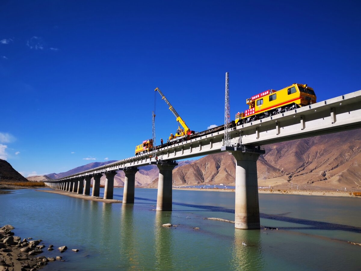 Строители корпорации China Railway Electrification Bureau Group Co., Ltd.  выполняют работы на мосту «Минцзэ» железной дороги Лхаса — Ньингчи, выступающей частью Сычуань-Тибетской железной дороги. Фотоматериал «Жэньминьжибао» онлайн/Ян Юнцянь