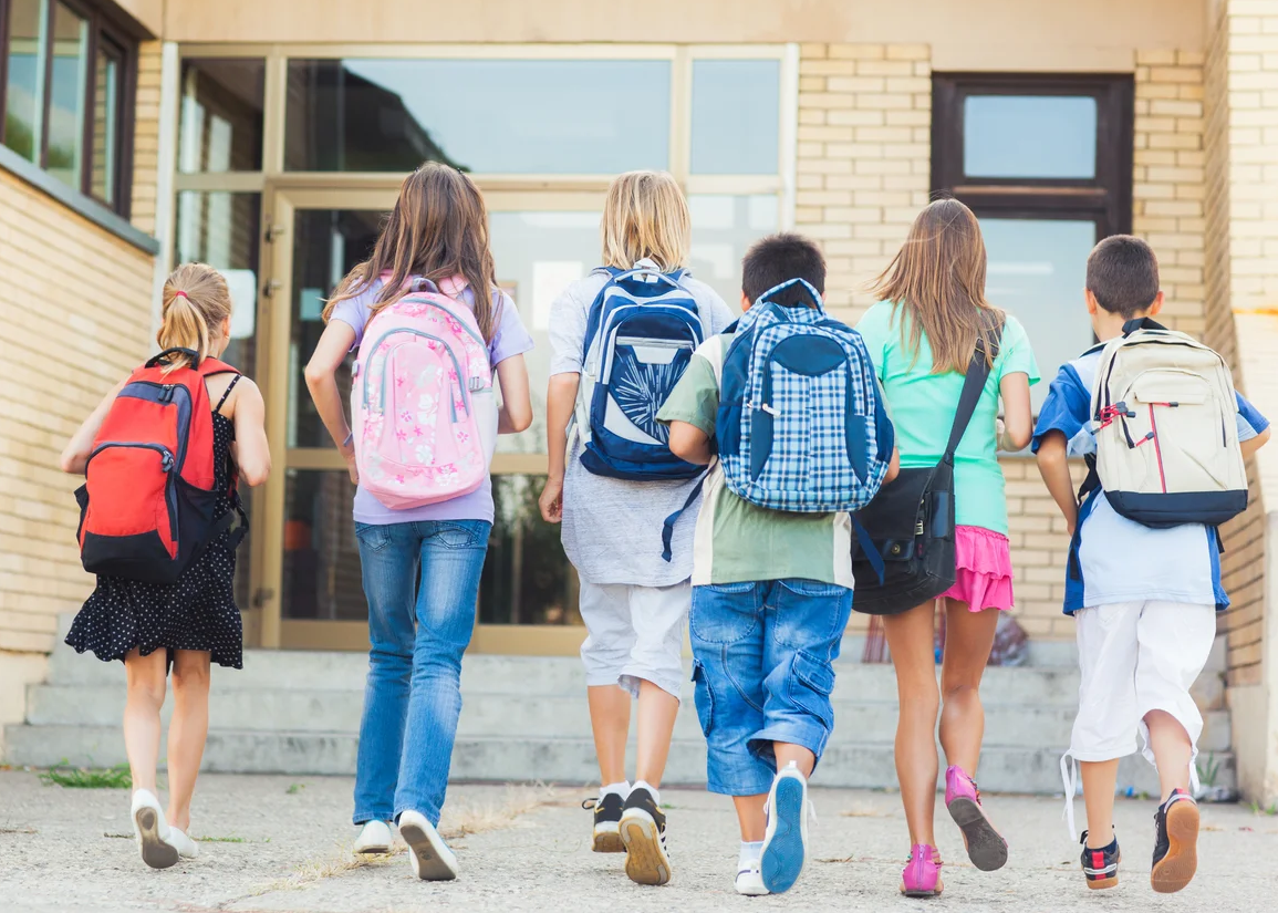 Буду ходить дети в школу. Дети идут в школу. Back to School магазин. Ребенка обижают в школе. В школе запретили одежду.