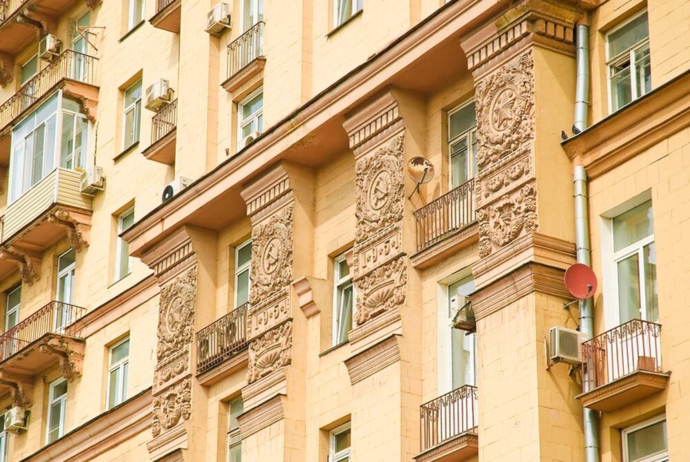 Сталинки года постройки. Дом сталинка в Москве. Сталинский Ампир Тула. Сталинка фасад. Фасады сталинских домов.