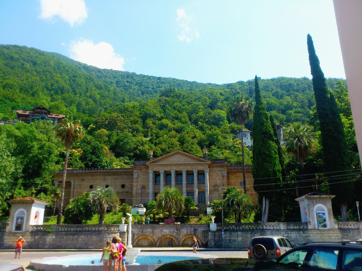 Зимний театр в Старой Гагре, Красивейшее зрелище: Архитектурный шедевр, окруженный лесом. Фото автора.