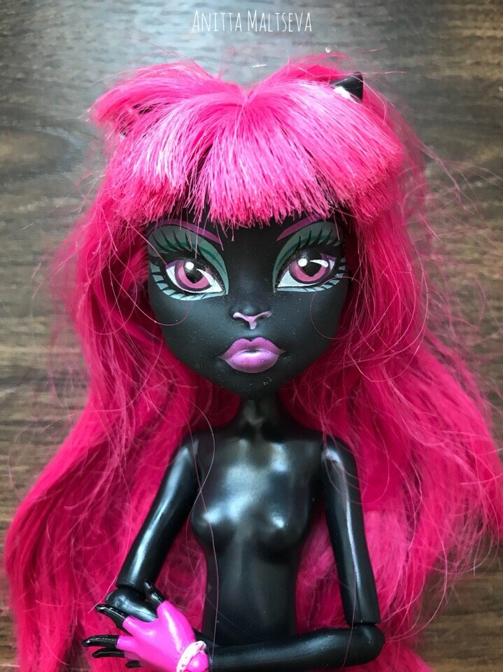 Интересно нарисованы глаза - черным на высветленном фоне