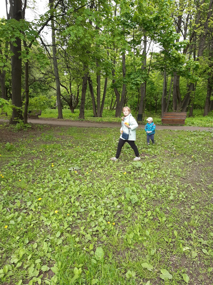 Нина и Анатолий в парке. Настроены решительно: идут прятать игрушки