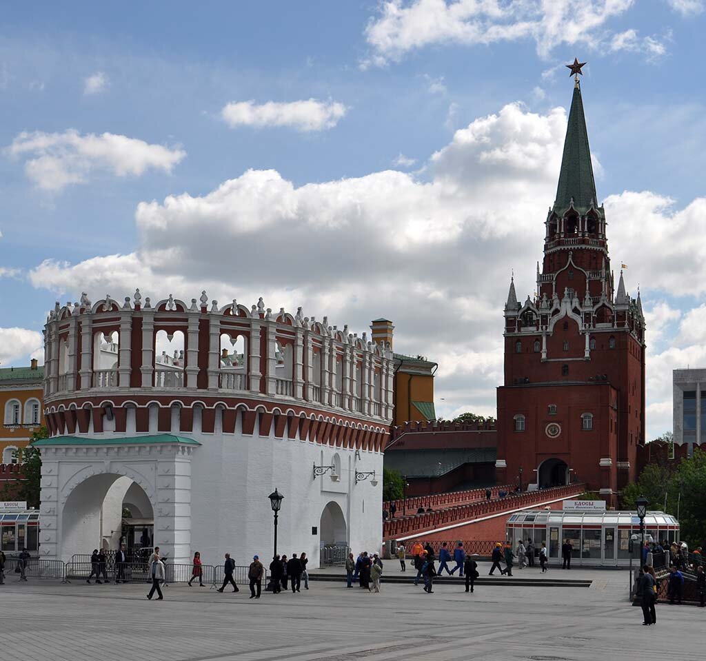 Через какие ворота можно войти в кремль