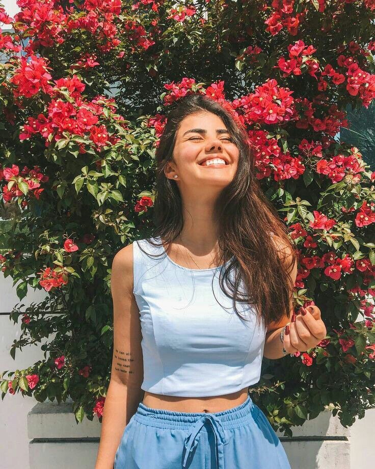 2. На фоне цветов в какую бы вы позу не встали,всё равно результат будет великолепен.