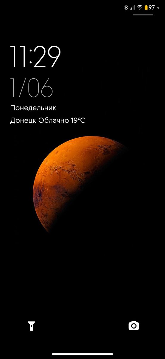 На экране блокировки можно вызвать шторку управления в верхнем правом углу.