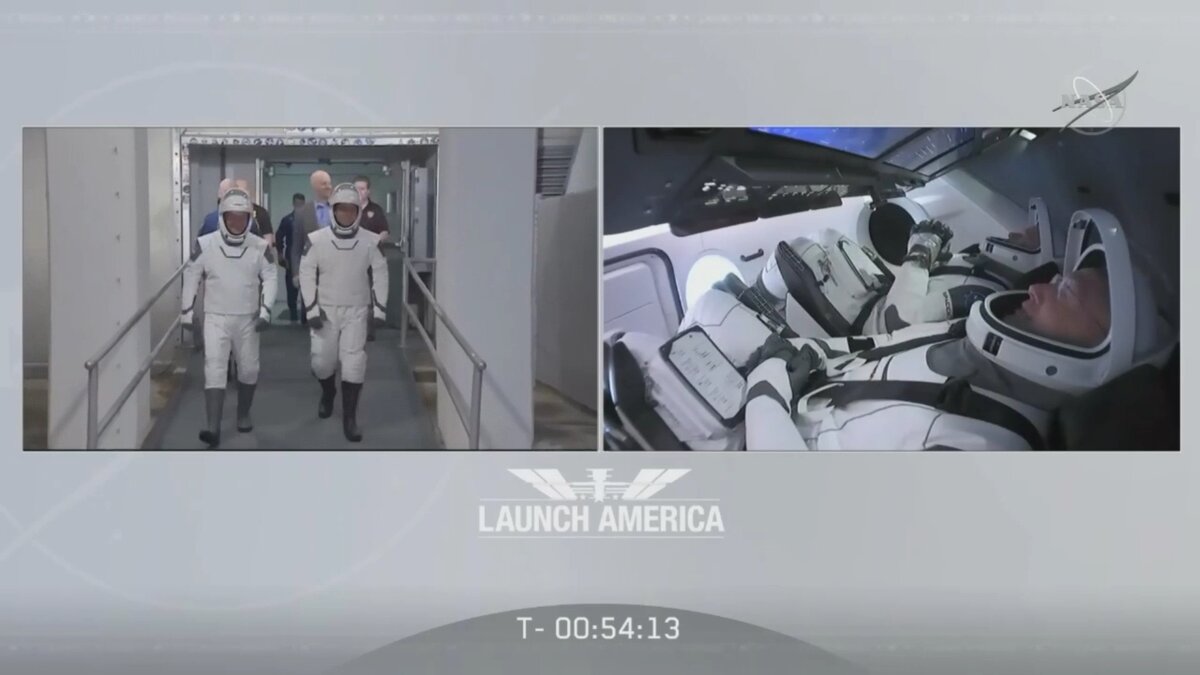 Костюмы космонавтов SpaсeX. Снимок экрана с трансляции. 