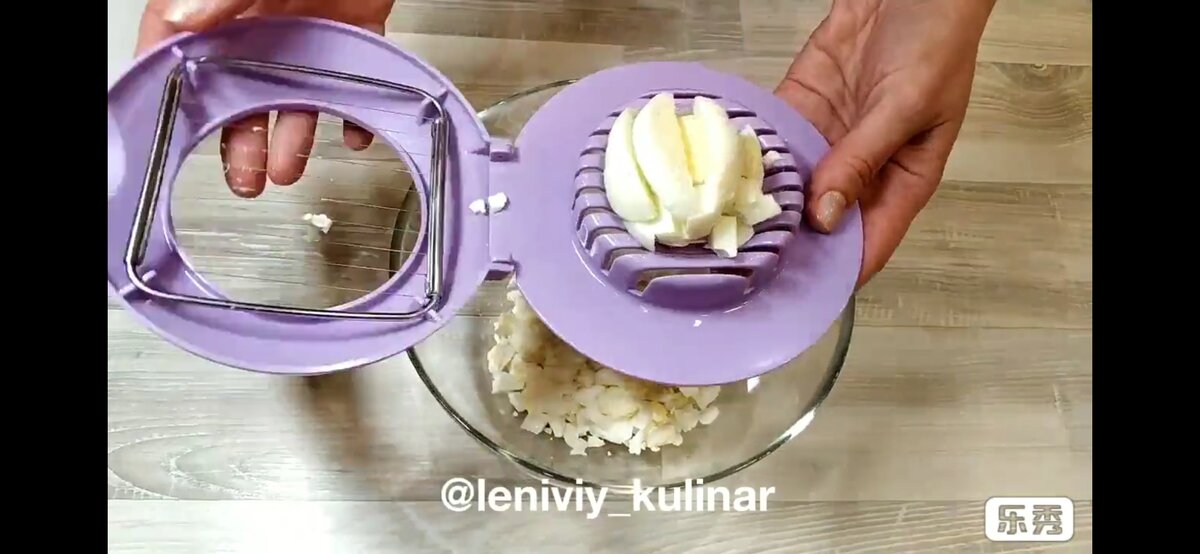 Вареные яйца режем кубиком