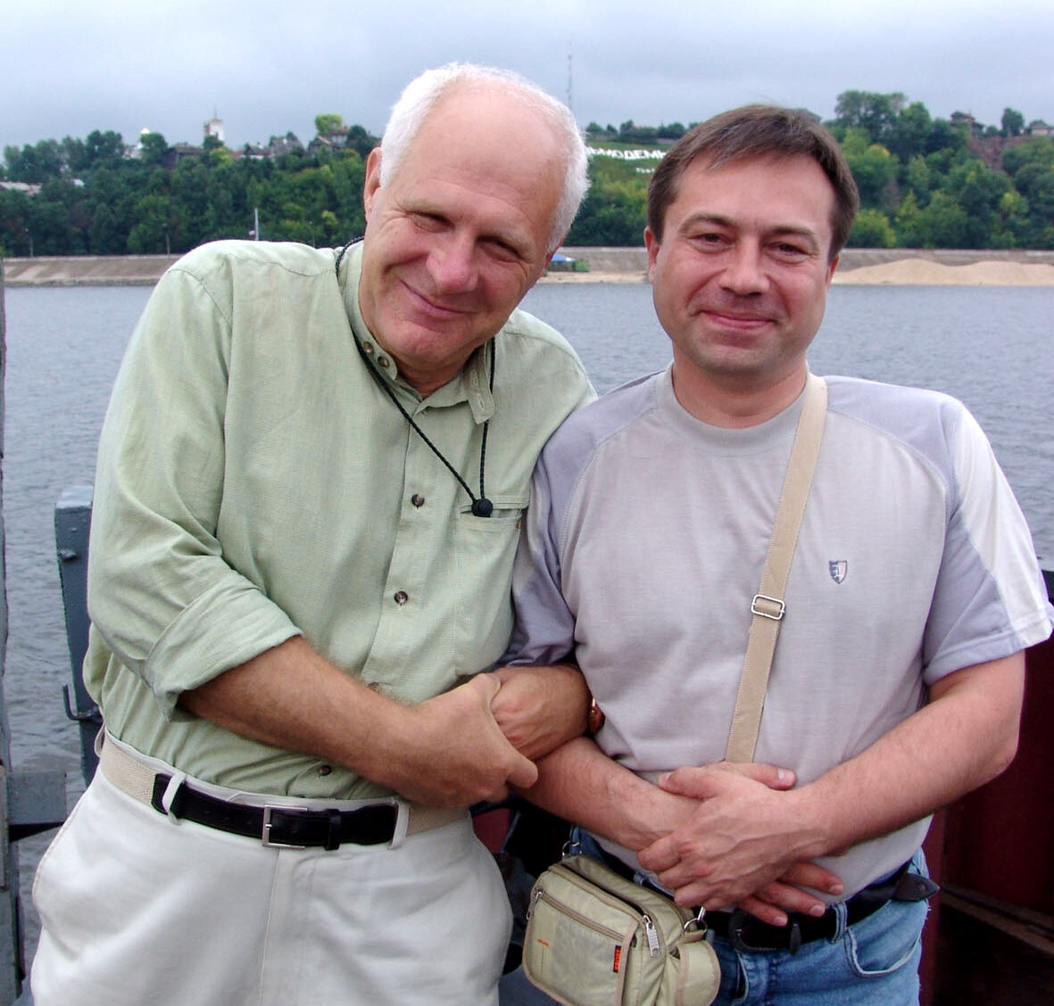 Автор с Анатолием Трушкиным на паромной переправе в Козьмодемьянске (2005)
