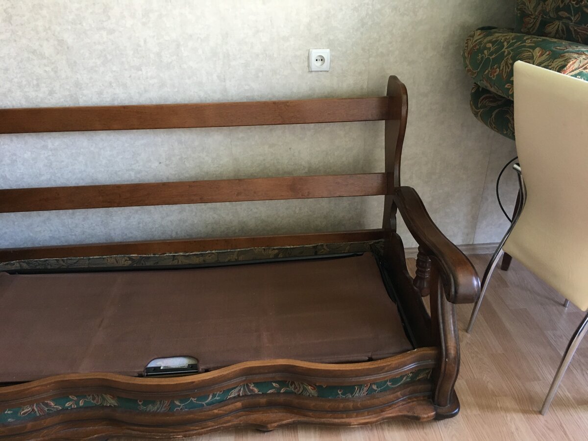 Полуразобранный диван