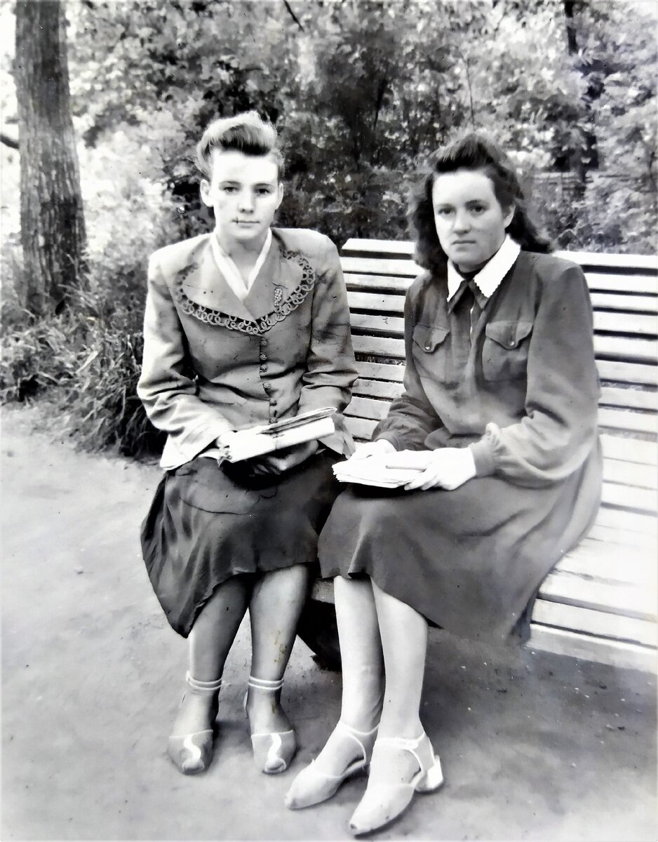 Студентки Филфака. Моя мама слева. 1950 год