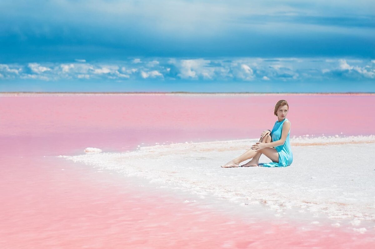 Фотосессия на розовом озере в Крыму