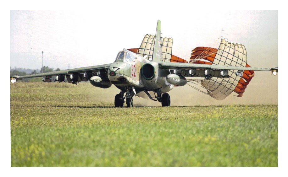 Су-25 ВКС России совершает посадку на грунтовом покрытии