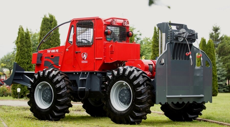 Лесохозяйственный трактор TAF-690PE, вид слева-сзади