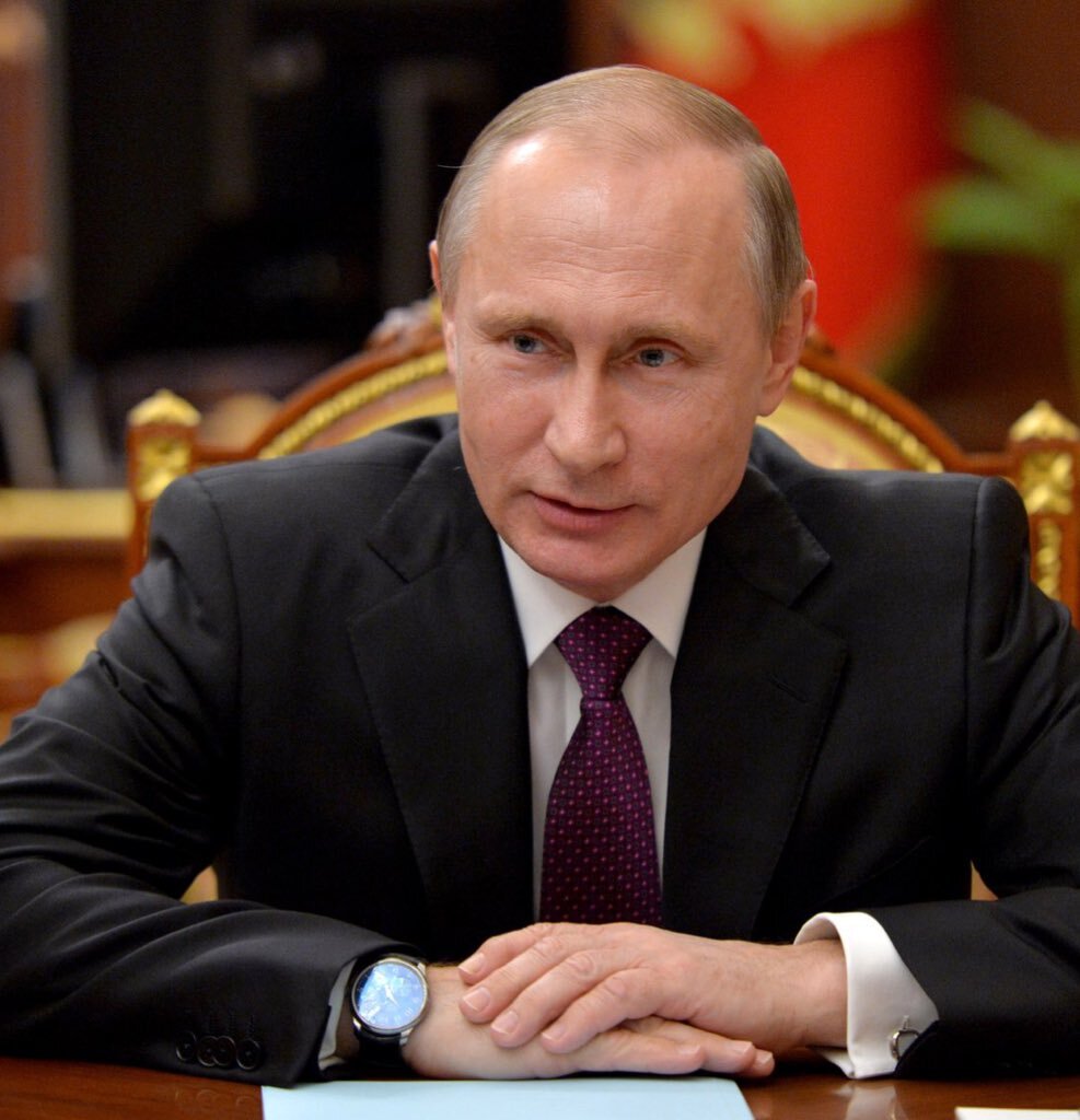 Президент Владимир Путин выразил благодарность россиянам после голосования по поправкам в Конституцию, по итогам которого будут внесены изменения в Основной закон.
«Хочу сказать спасибо вам большое за поддержку и доверие», — сказал Путин. Он добавил, что «неоднократно говорил о необходимости принятия поправок» в Конституцию. Среди изменений, которые вступят в силу, есть «и совершенствование политической системы, и закрепление социальных гарантий, здесь и укрепление суверенитета, территориальной целостности» страны, перечислил президент.

«Результаты всероссийского голосования показывают, что подавляющее большинство граждан верят, что мы можем работать лучше. И так называемое расширенное правительство — от муниципалитетов до президента — обязано сделать все, чтобы оправдать это высокое доверие людей. Еще раз, обращаясь к гражданам России, я хочу выразить слова искренней благодарности за вашу поддержку. Спасибо», — сказал Путин (трансляцию его выступления вел телеканал «Россия 1»).

Помимо этого Путин сказал о своем отношении и к тем, кто выступил против принятия поправок. «Вместе с тем понимаю и тех наших граждан, кто проголосовал против. У нас еще много нерешенных проблем, это правда. Люди часто сталкиваются с несправедливостью, с черствостью, с безразличием. Многие живут еще трудно и сложно», — сказал президент.



