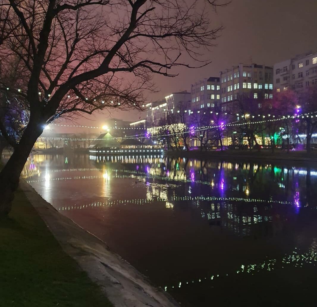 Так уютно выглядит пруд в свете вечерней иллюминации