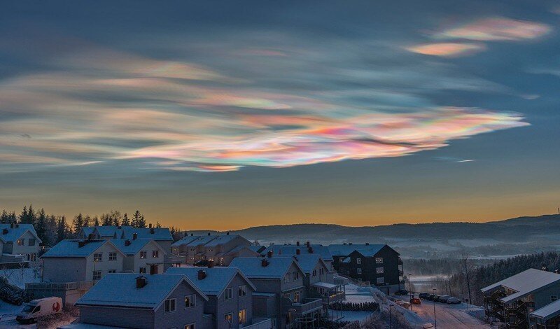 Это не фотошоп! Это реальное фото высотных перламутровых облаков. Фото «стырено» с pikabu.ru у пользователя bonifazii
