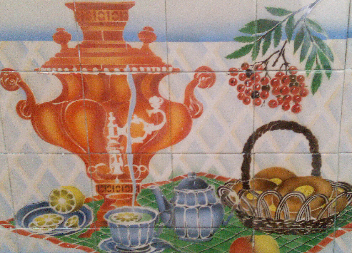 Картина из плитки на кухне осталась от старых хозяев квартиры. Настя стала тянуться за рябиной - думает, что ягодки вкусные:)