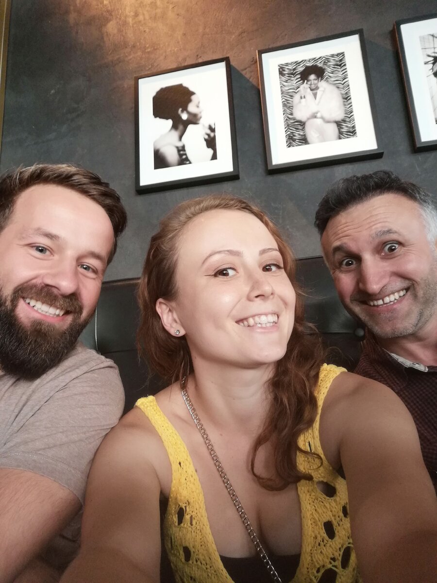 Слева от меня турок-немец, который больше 20 лет живет в Германии и, конечно же, имеет гражданство, что делает его по закону немцем. Справа от меня немец. Все свободные мужчины в расцвете лет