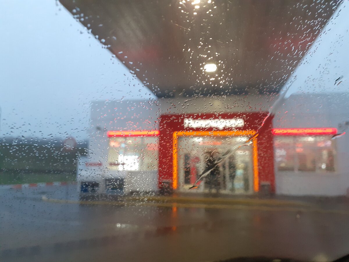 Фото из машины, шёл дождь...