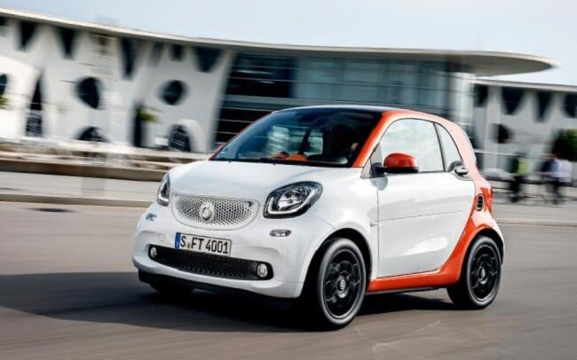 Двухместный Smart Fortwo по праву считается самым экономичным автомобилем в мире с бензиновым мотором. Его однолитровый двигатель выдает 71 лошадиную силу, есть вариант на 90 сил с нагнетателем, объемом 0.9 литра. Оба двигателя потребляют 4,1 л АИ 95 на 100 км, что является рекордным показателем для серийных авто. Мощности хватает, чтобы машина хорошо чувствовала себя в городском потоке, багажника в 190 л вполне достаточно для перевозки небольших грузов.