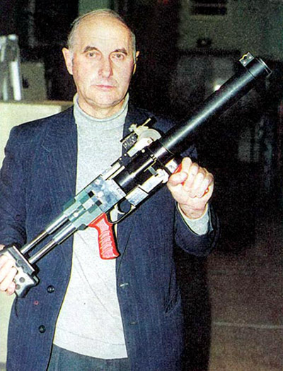 Конструктор Виктор Ребриков со своим детищем.