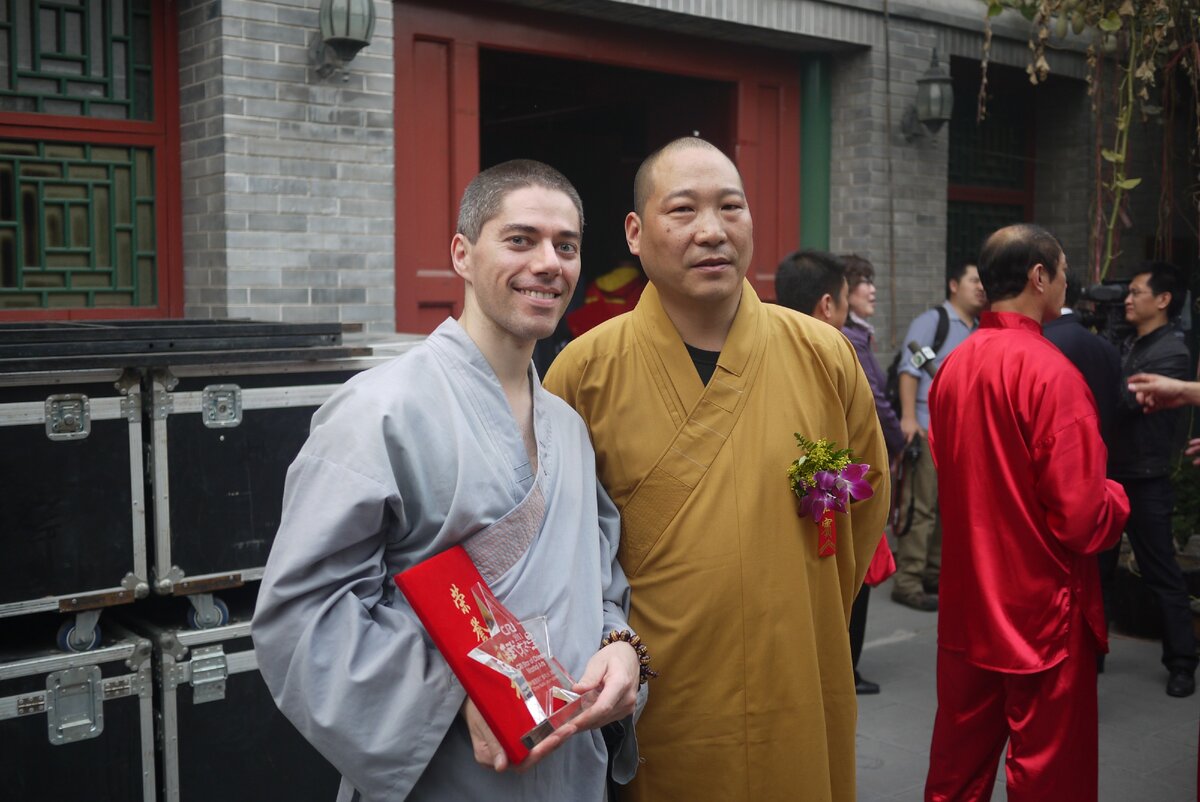 Фото с Шаолиньским Мастером Ши Ян Лу. Конкурс "Мастера ушу". Пекин, Китай, 21.10.2011 г.