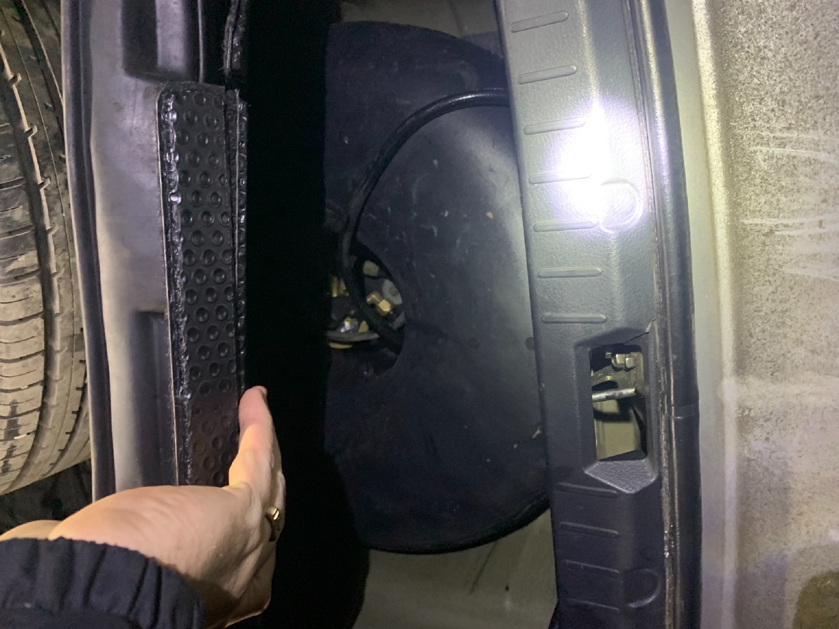 Балон поставил заместо запаски, что бы гаишники сильно не придирались. Да и смотрится как то лучше , чем обычный балон. Плюс места в багажнике не занимает. 