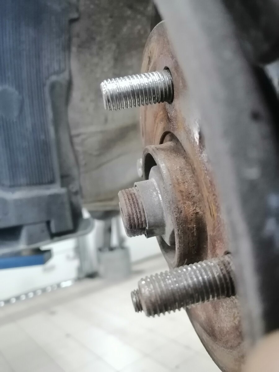 Шпилька с повреждённый резьбой