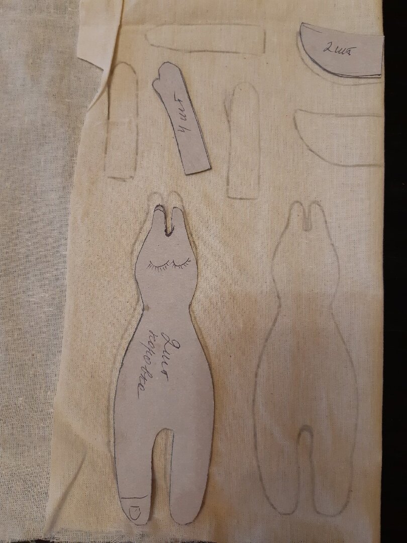 Выкраиваем коровку (и бычка): положите на ткань шаблон и обведите, не забудьте про припуски на шов. Не вырезая, прошейте мелким стежком по контуру на машинке. Оставьте не зашитым боковую часть, чтобы вывернуть.