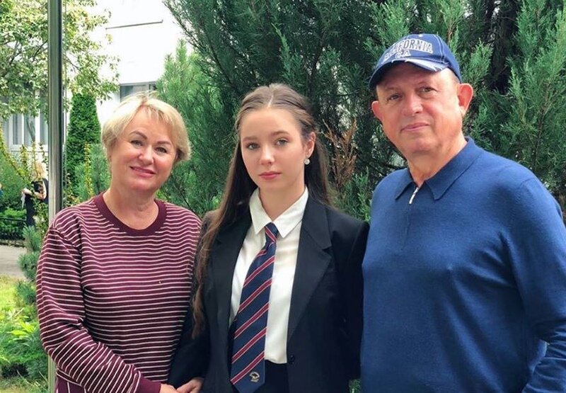 Вера с бабушкой и дедушкой (источник taisianachalova)