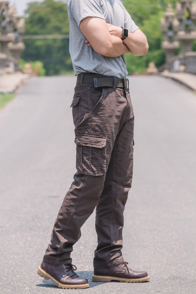 Фото взято с - https://ru.freepik.com/premium-photo/model-wearing-brown-color-cargo-pants-or-cargo-trousers_4883115.htm
