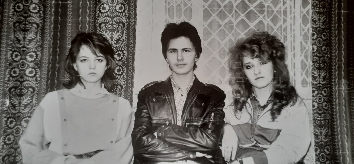 Девушки и парень - 1989 г. Все с пышными прическами. Фото: автора.