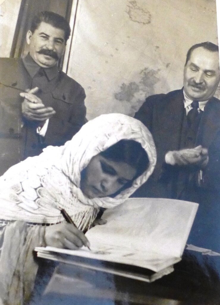 Мамлакат Нахангова подписывает книгу в подарок Иосифу Сталину. Государственный архив Республики Таджикистан (ЦГА РТ), Москва 4 декабря 1935 г., фото Бориса Игнатовича.