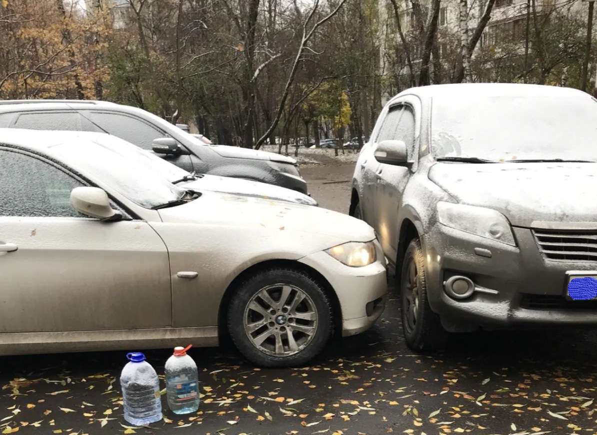 Куда звонить если заперли машину. Автомобиль заперли на парковке. Подперли авто. Машину заблокировали на парковке. Подперли на парковке.